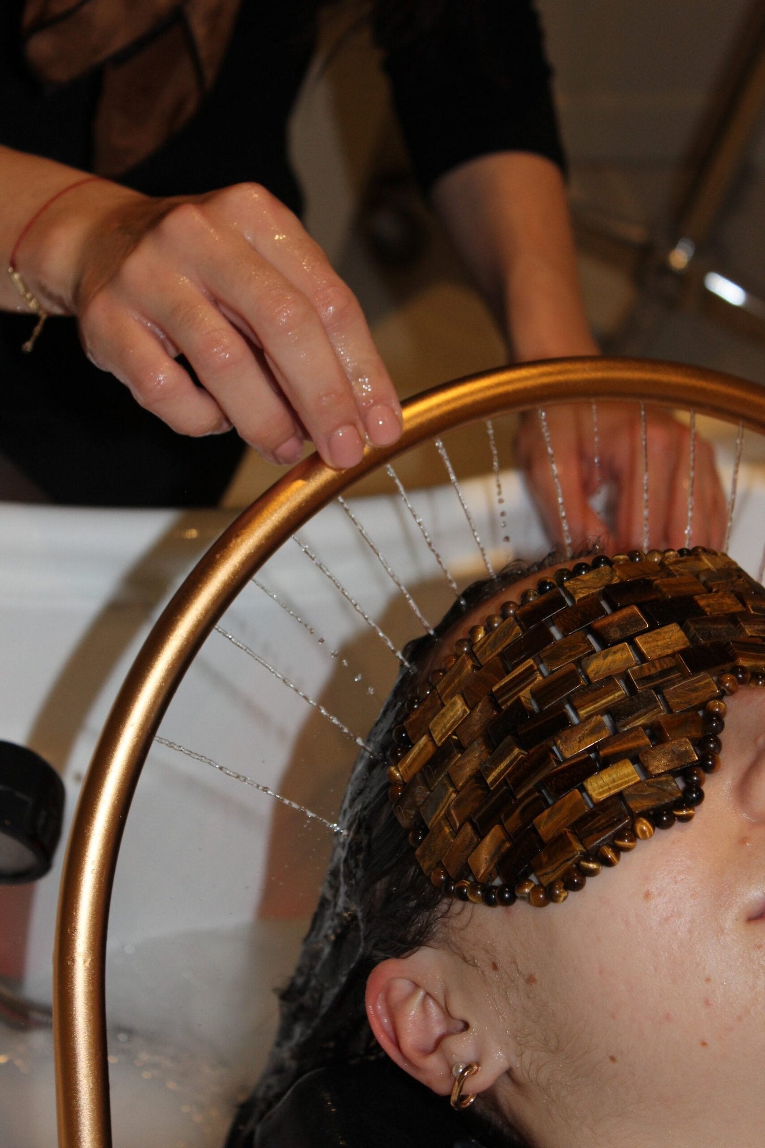 massage du cuir chevelu professionnel pour stimuler la circulation et la détente